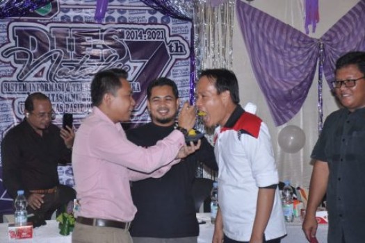 SEMPENA DIES NATALIS KE-7, FILKOM UPP TAJA WEBINAR DAN POTONG TUMPENG